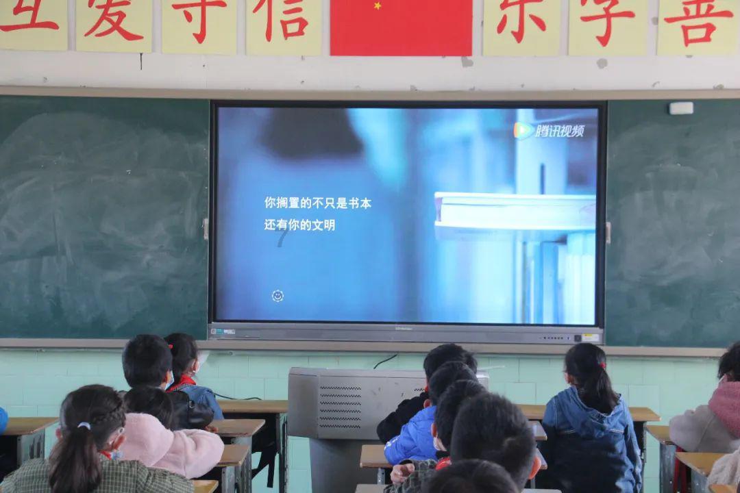 彭昱畅送礼风波败好感，宣传电影无人捧场，黄磊许魏洲沉默好现实